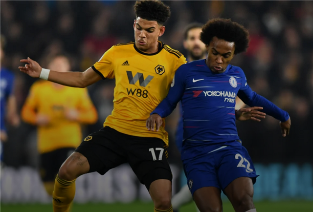 惊险一幕，马竞女足球员梅迪纳头部被膝盖撞到后失去意识